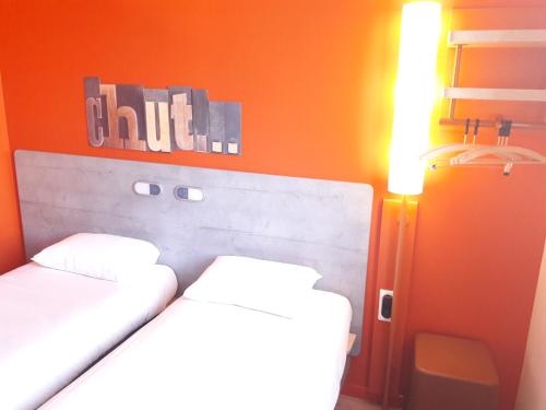 Habitación con dos camas individuales del hotel Ibis Budget Auxerre Centre. Foto 9
