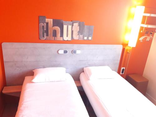 Habitación con dos camas individuales del hotel Ibis Budget Auxerre Centre. Foto 10