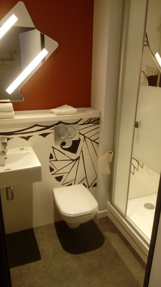 Triple - Habitación con 1 cama grande y 1 cama extraíble del hotel Ibis Budget Dieppe Centre Port. Foto 3