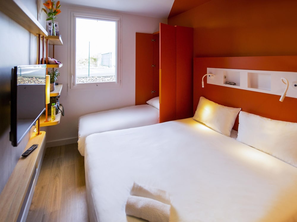 Triple - Habitación con 1 cama grande y 1 cama extraíble del hotel Ibis Budget Dieppe Centre Port. Foto 4