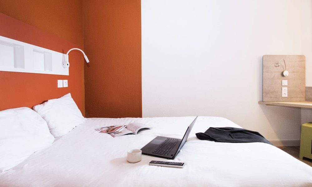 DOBLE - Habitación con una cama grande del hotel Ibis Budget Saint Genis Pouilly Geneva. Foto 1