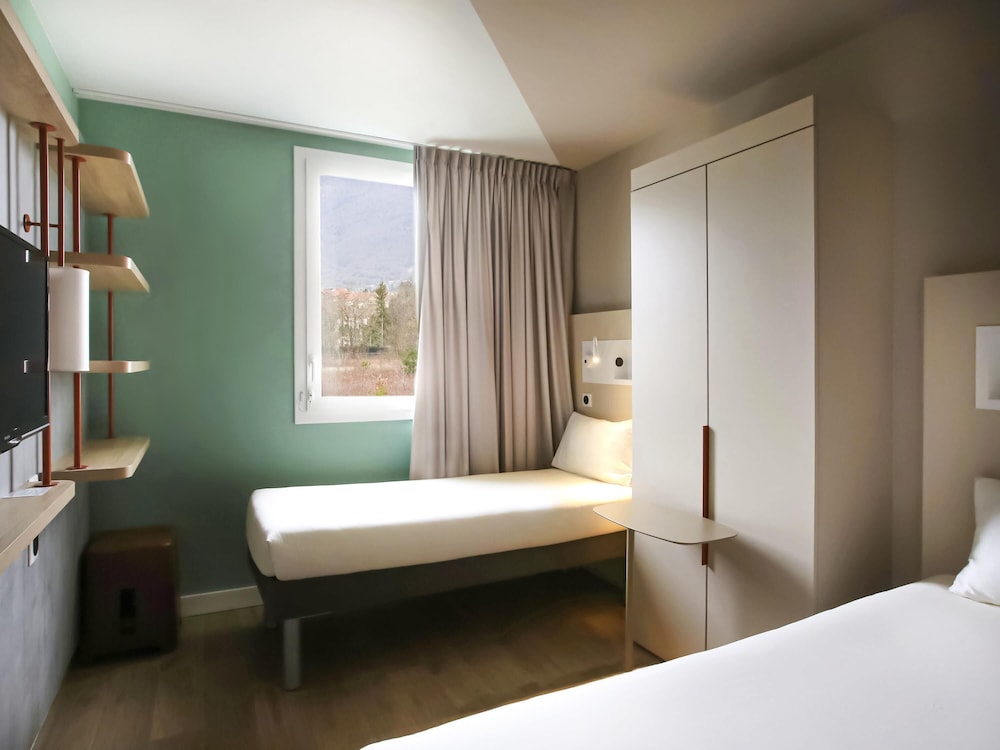 Triple - Habitación con una cama grande y una cama extraíble del hotel Ibis Budget Saint Genis Pouilly Geneva