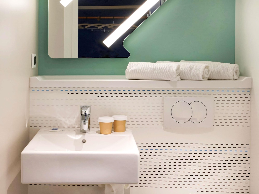 Triple - Habitación con una cama grande y una cama extraíble del hotel Ibis Budget Saint Genis Pouilly Geneva. Foto 1