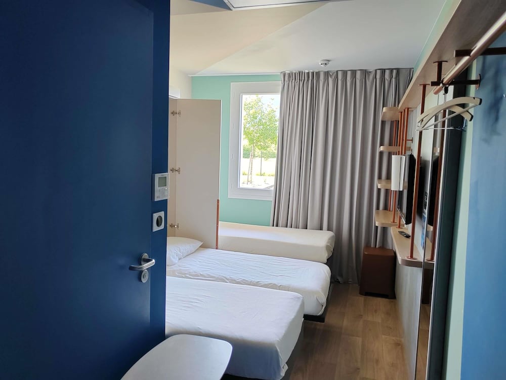 Triple - Habitación con una cama grande y una cama extraíble del hotel Ibis Budget Saint Genis Pouilly Geneva. Foto 3