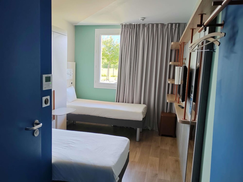 Triple - Habitación con una cama grande y una cama extraíble del hotel Ibis Budget Saint Genis Pouilly Geneva. Foto 4