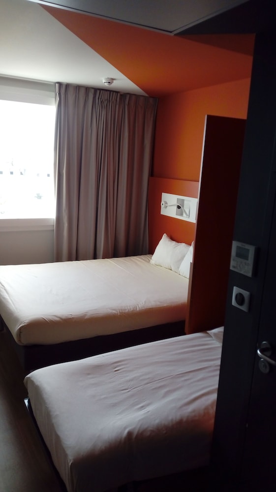 Triple - habitación con dos camas individuales y 1 cama extraíble del hotel Ibis Budget Saint Genis Pouilly Geneva