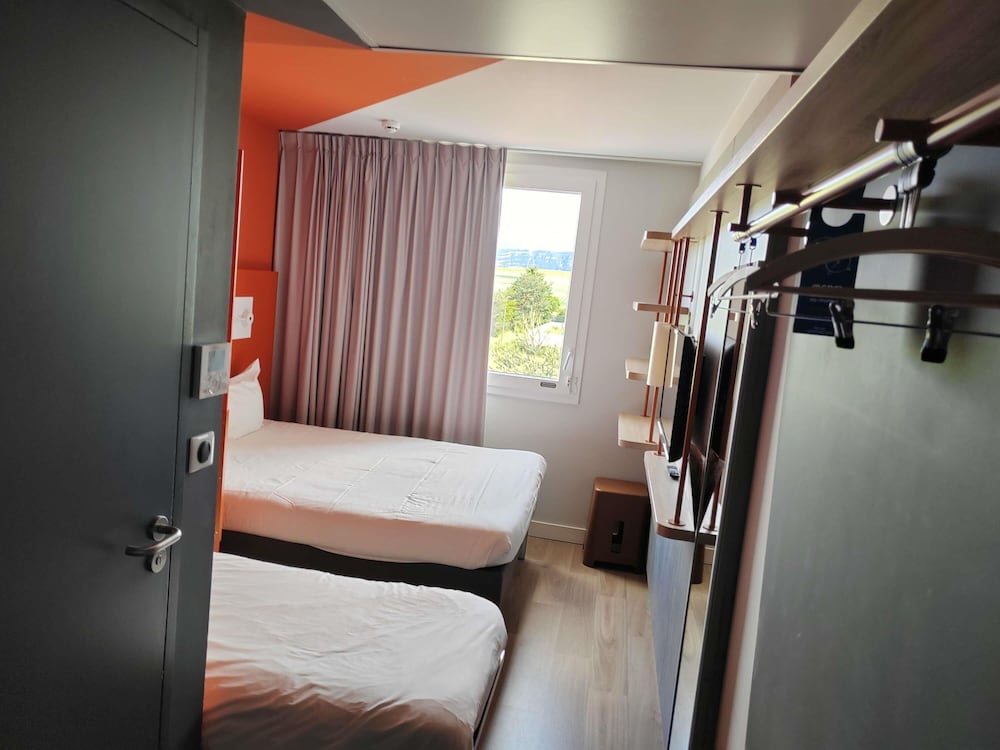Triple - habitación con dos camas individuales y 1 cama extraíble del hotel Ibis Budget Saint Genis Pouilly Geneva. Foto 3