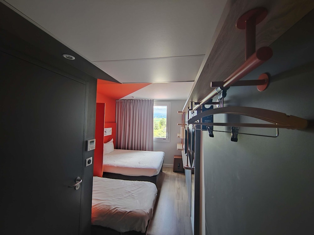 Triple - habitación con dos camas individuales y 1 cama extraíble del hotel Ibis Budget Saint Genis Pouilly Geneva. Foto 4