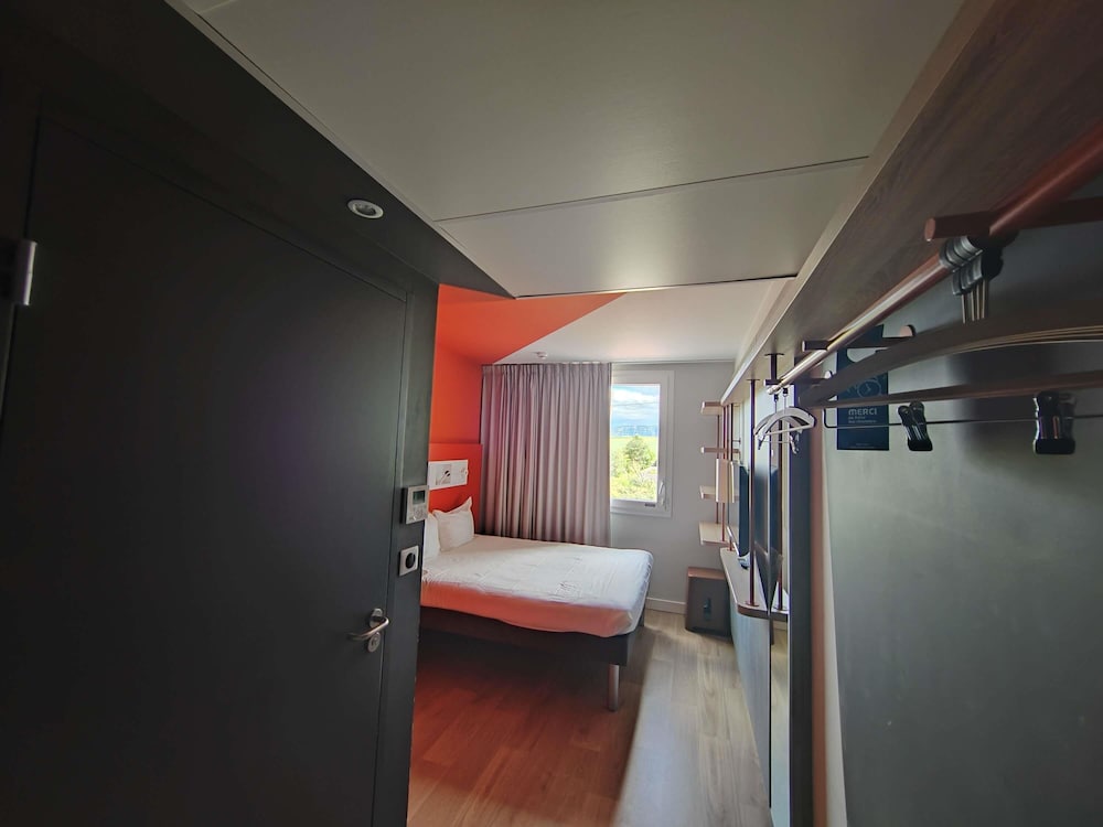 Triple - habitación con dos camas individuales y 1 cama extraíble del hotel Ibis Budget Saint Genis Pouilly Geneva. Foto 5