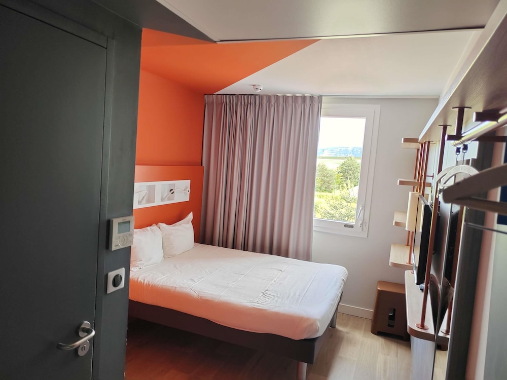 Triple - habitación con dos camas individuales y 1 cama extraíble del hotel Ibis Budget Saint Genis Pouilly Geneva. Foto 6