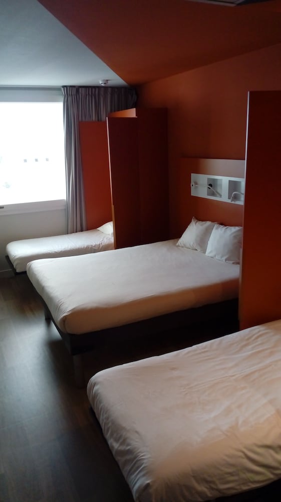 Habitación Familiar del hotel Ibis Budget Saint Genis Pouilly Geneva. Foto 2