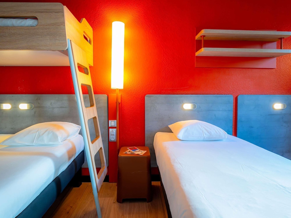 TRIPLE - Habitación con una cama grande y una cama litera del hotel Ibis Budget Paris Porte De Pantin