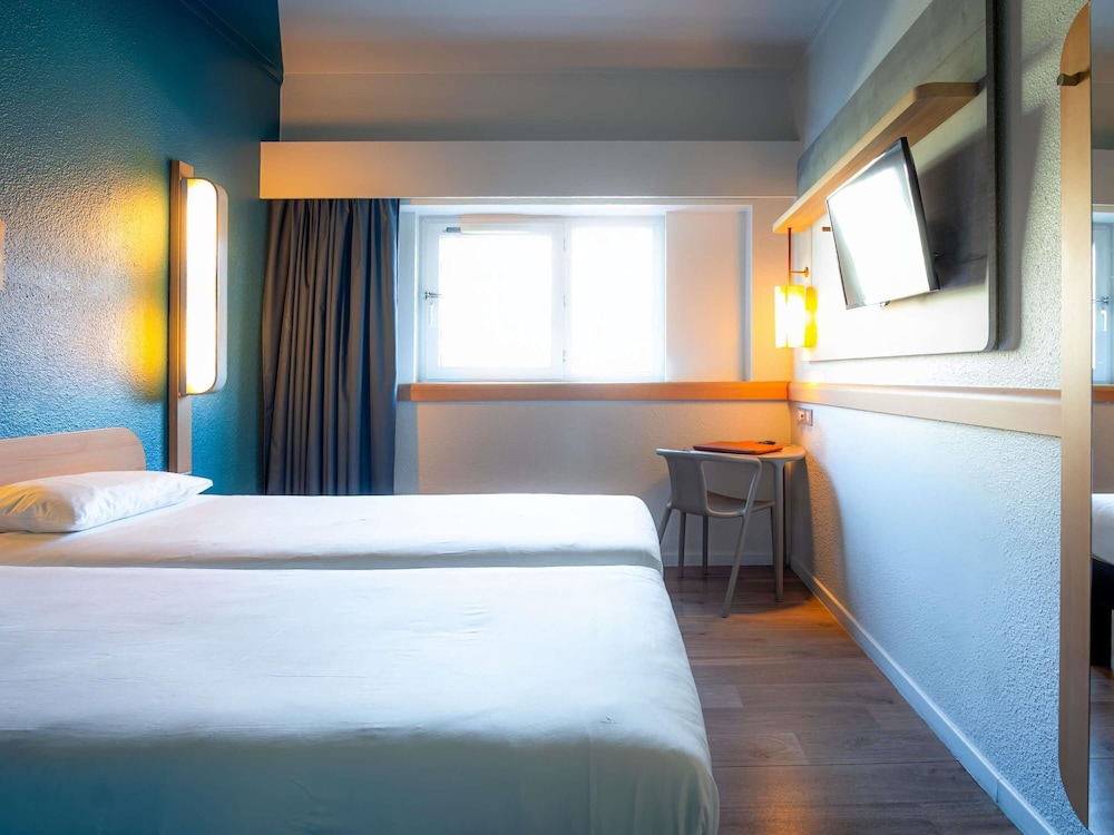 MATRIMONIAL - Habitación con dos camas individuales para hasta 2 personas del hotel Ibis Budget Paris Porte De Pantin. Foto 3