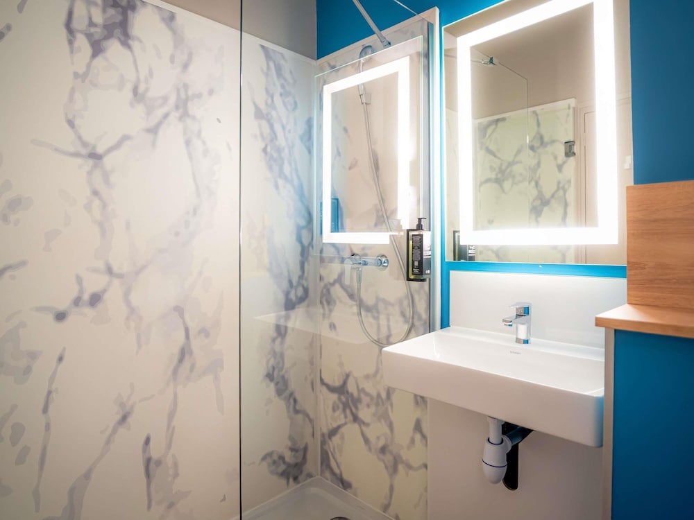 TRIPLE - Habitación con una cama grande y una cama litera del hotel Ibis Budget Paris Porte De Pantin. Foto 6