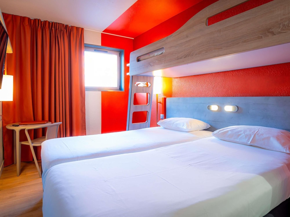 TRIPLE - Habitación con una cama grande y una cama litera del hotel Ibis Budget Paris Porte De Pantin. Foto 7