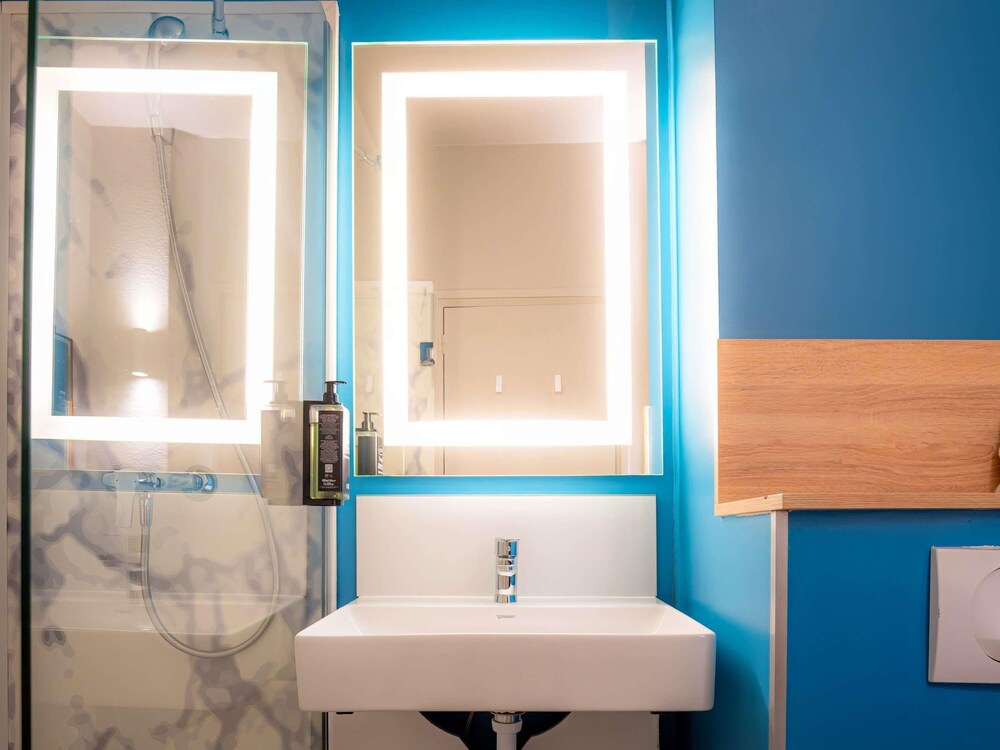 TRIPLE - Habitación con una cama grande y una cama litera del hotel Ibis Budget Paris Porte De Pantin. Foto 8