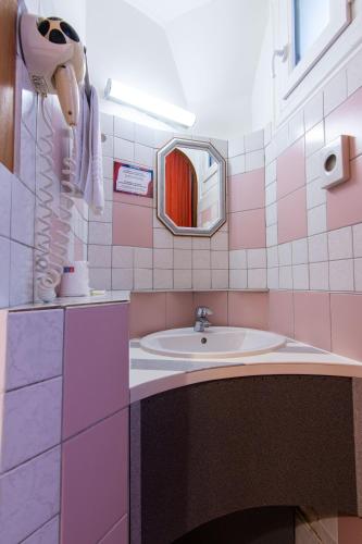 Habitación Individual - Ducha y aseo compartidos en la planta del hotel Marignan