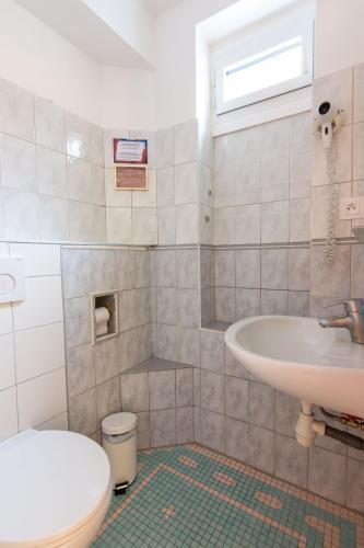 Habitación Cuádruple con aseo privado - Ducha compartida en la planta del hotel Marignan. Foto 1