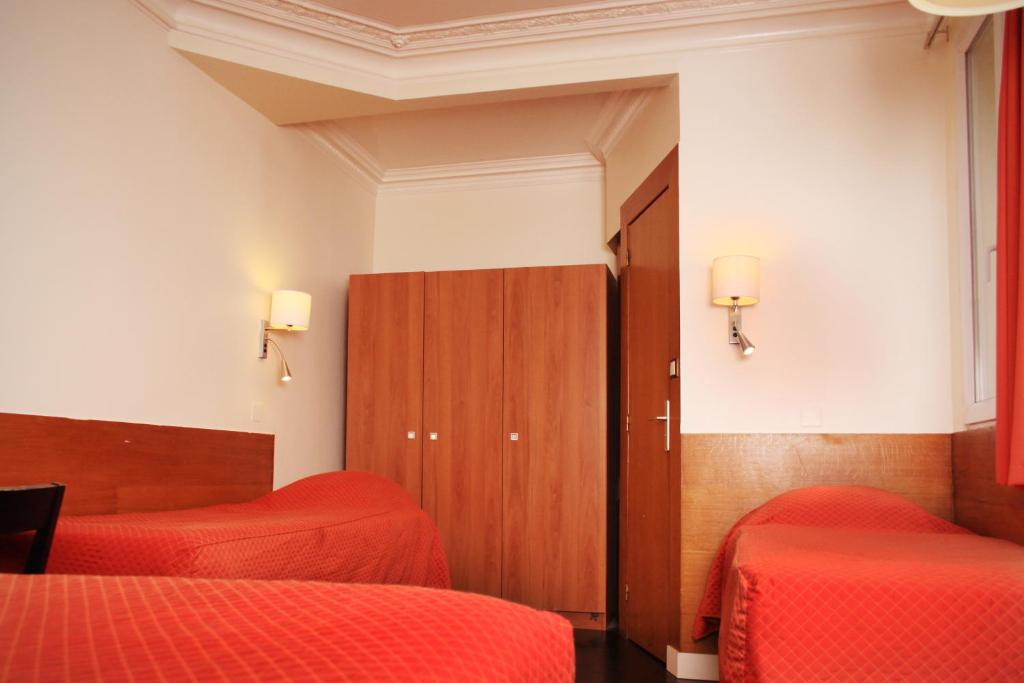 Habitación Triple con aseo privado - Ducha compartida en la planta del hotel Marignan
