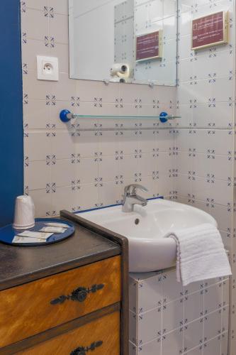 Habitación Triple con aseo privado - Ducha compartida en la planta del hotel Marignan. Foto 4