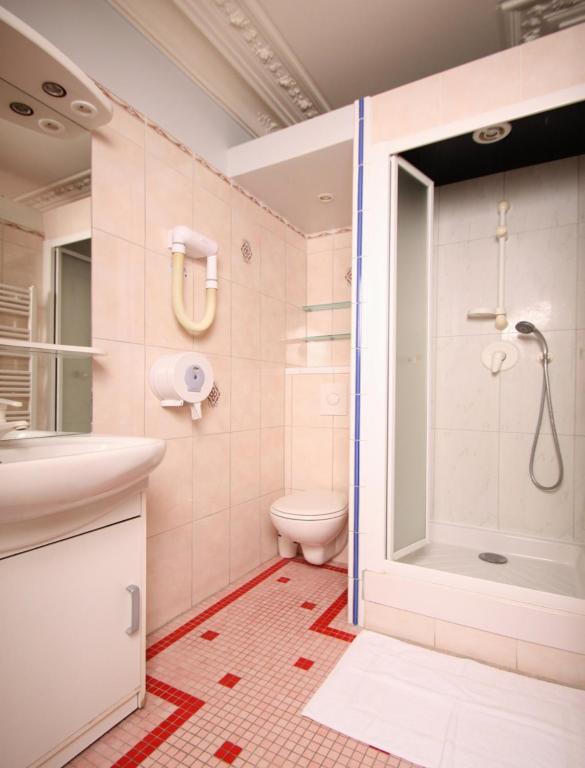 Habitación Doble con baño privado del hotel Marignan. Foto 10