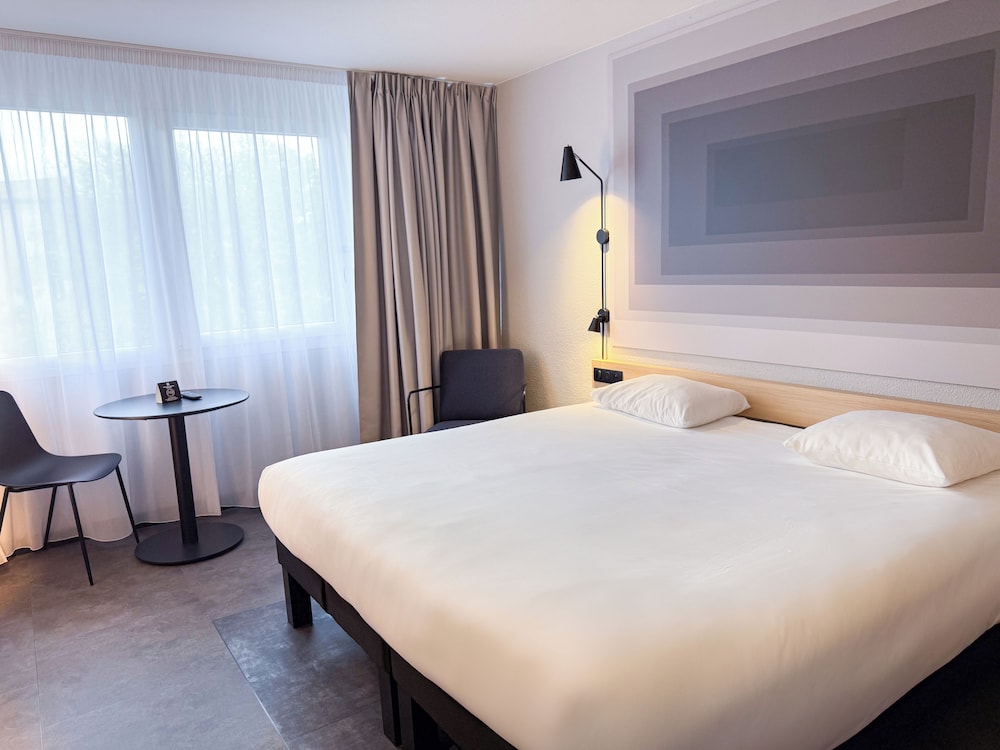 Habitación Standard con una cama doble del hotel Ibis Ales Centre Ville. Foto 1