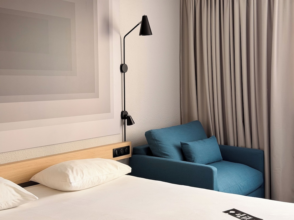 Habitación Standard con una cama doble y una cama individual del hotel Ibis Ales Centre Ville. Foto 3
