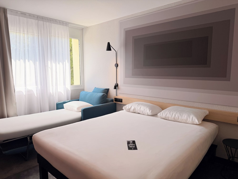 Habitación Standard con una cama doble y una cama individual del hotel Ibis Ales Centre Ville. Foto 4