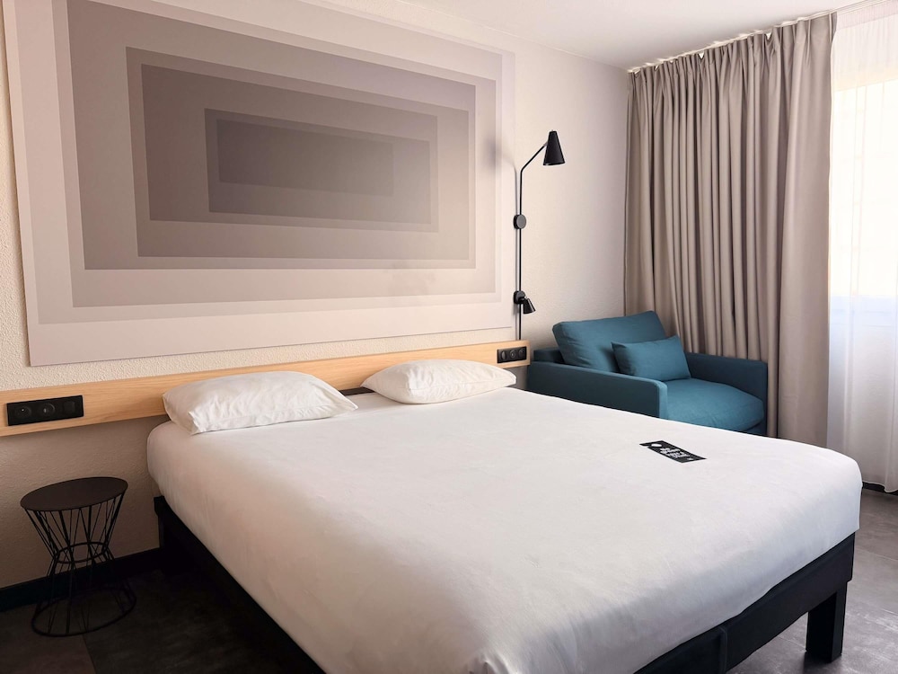 Habitación Standard con una cama doble y una cama individual del hotel Ibis Ales Centre Ville. Foto 6