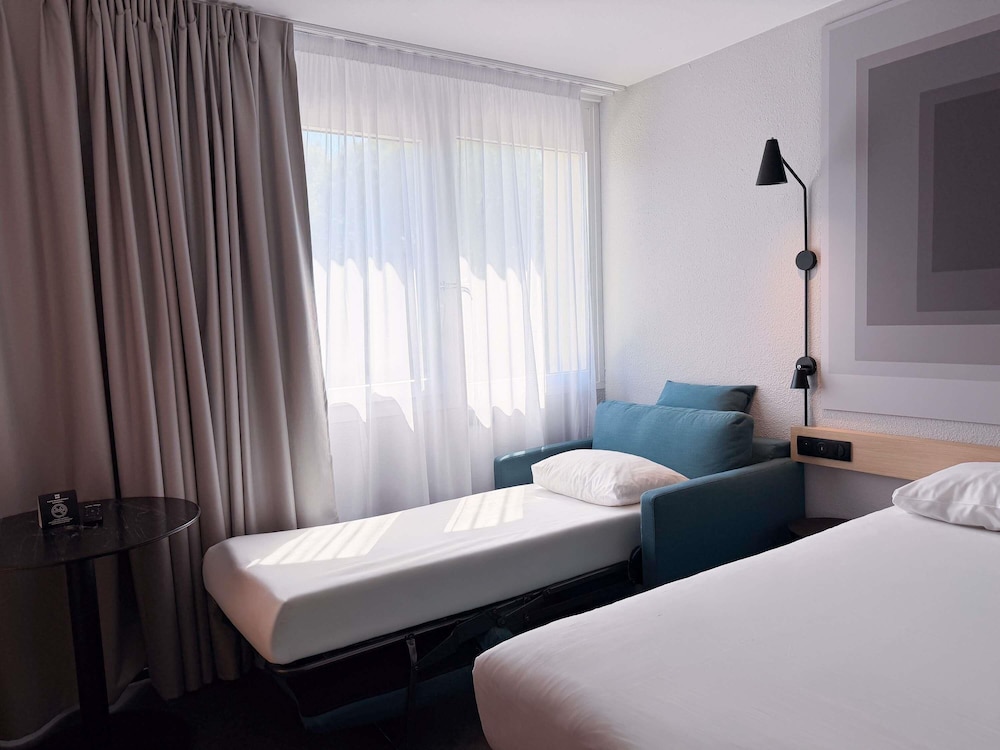 Habitación Standard con una cama doble y una cama individual del hotel Ibis Ales Centre Ville. Foto 7