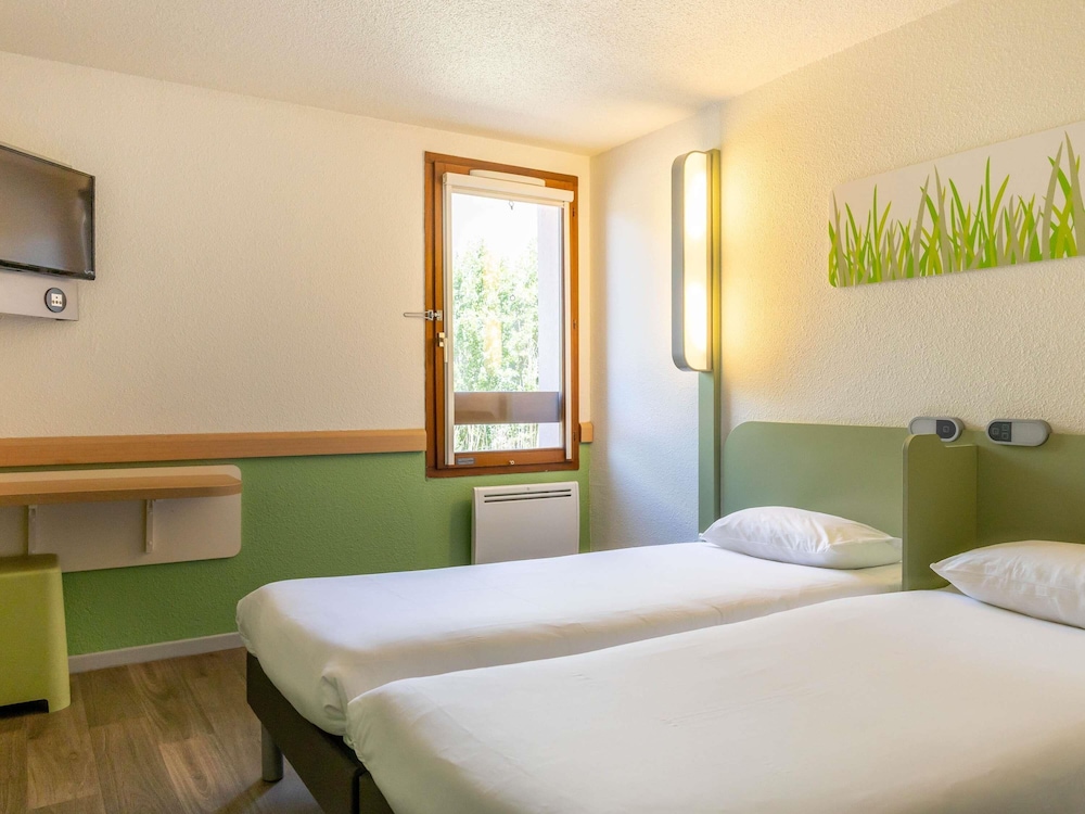 Habitación con dos camas individuales del hotel Ibis Budget Narbonne Sud