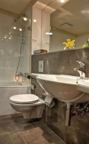 Habitación Doble con cama supletoria del hotel Majestic Plaza Prague. Foto 3