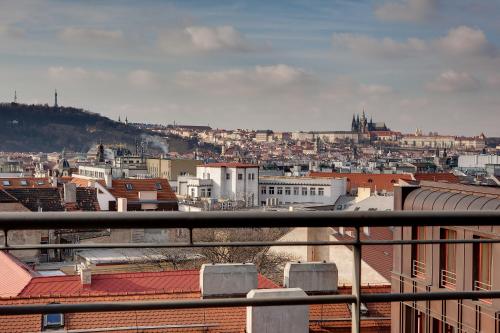 Habitación Doble Deluxe con vistas al castillo del hotel Majestic Plaza Prague. Foto 3