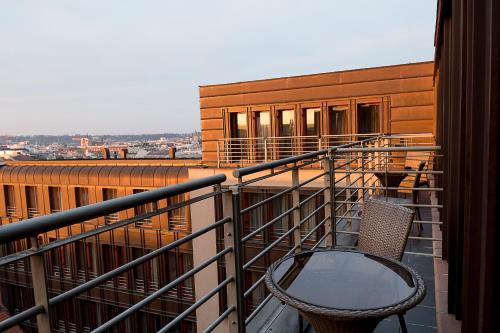 Habitación Doble Deluxe con vistas al castillo del hotel Majestic Plaza Prague. Foto 6