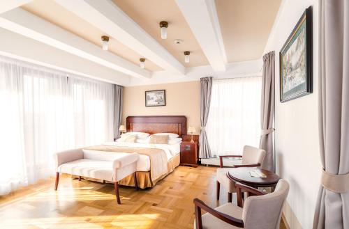 Suite Panorama con vistas al castillo del hotel Majestic Plaza Prague. Foto 6