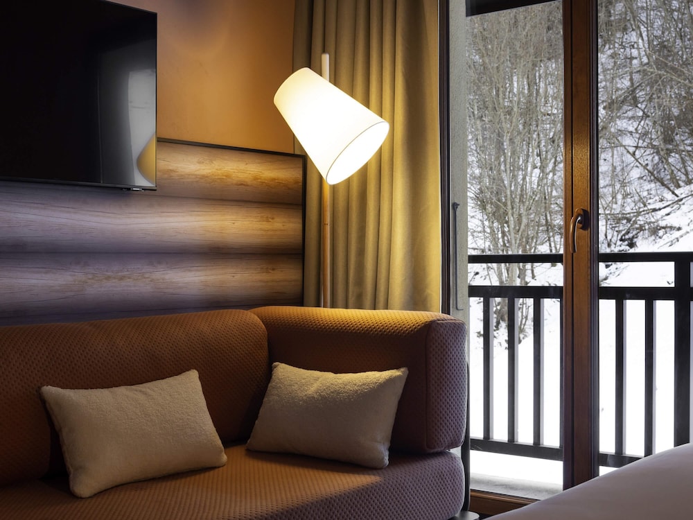 Habitación triple con cama doble y chaise longue individual o 3 camas individuales del hotel Ibis Styles Les Houches Chamonix. Foto 5