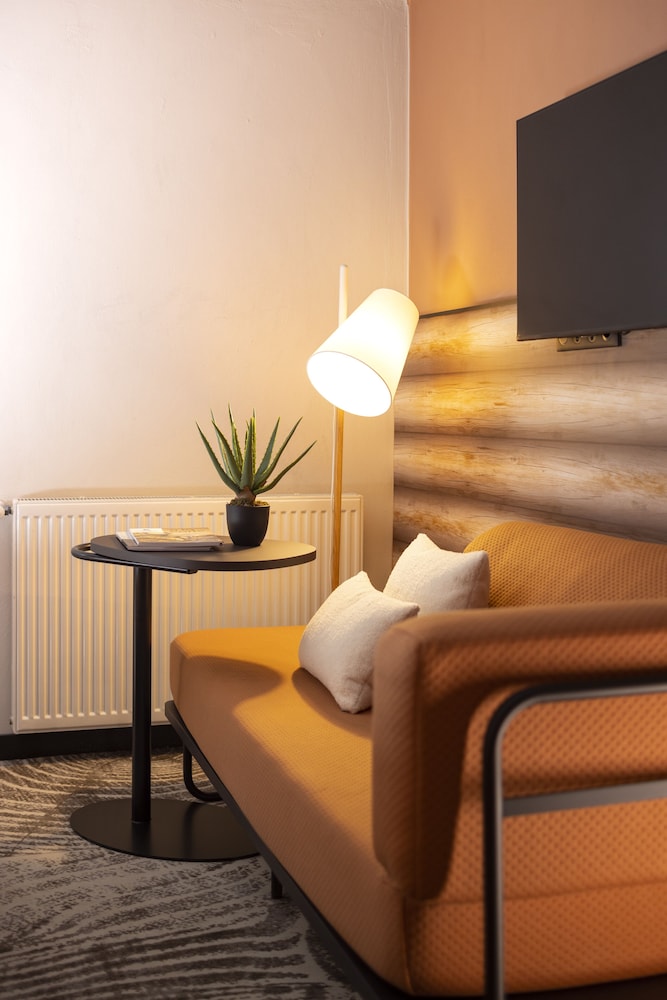 Habitación con cama doble, literas y chaise longue individual del hotel Ibis Styles Les Houches Chamonix. Foto 4