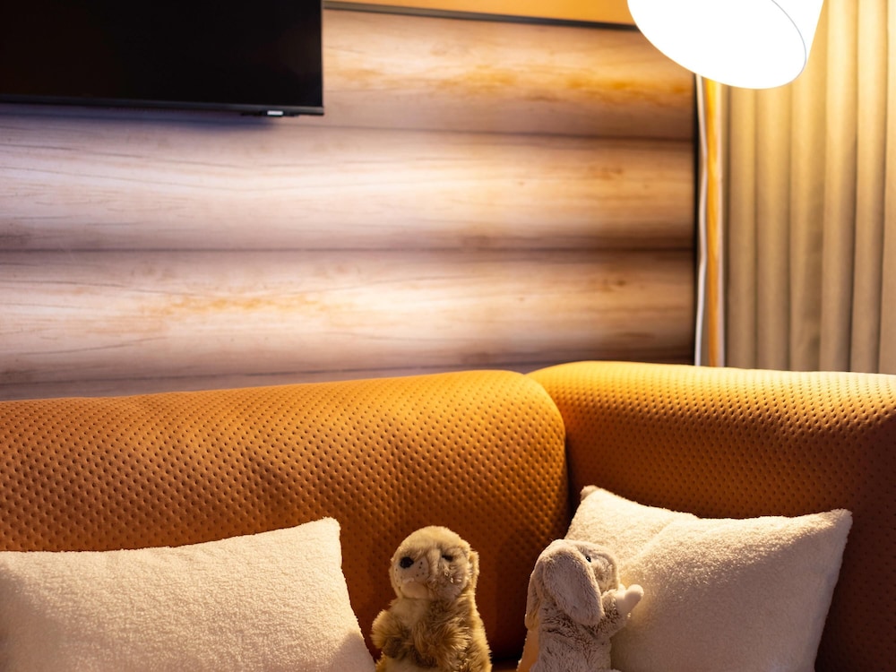 Habitación con cama doble, literas y chaise longue individual del hotel Ibis Styles Les Houches Chamonix. Foto 7