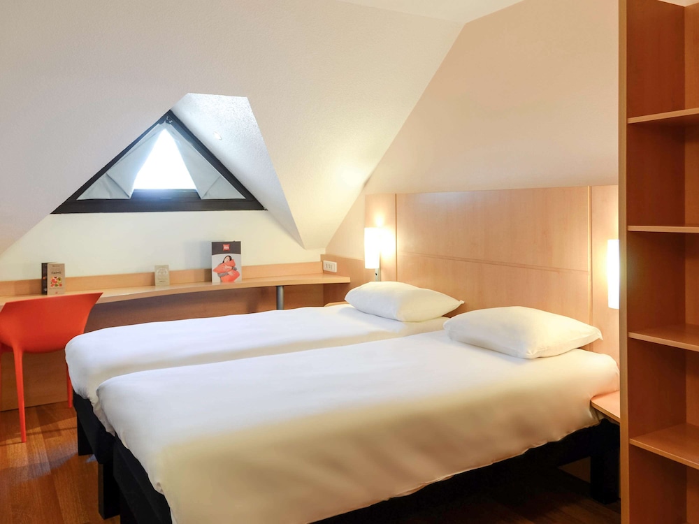 Habitación estándar con 2 camas individuales del hotel Ibis Nevers. Foto 1