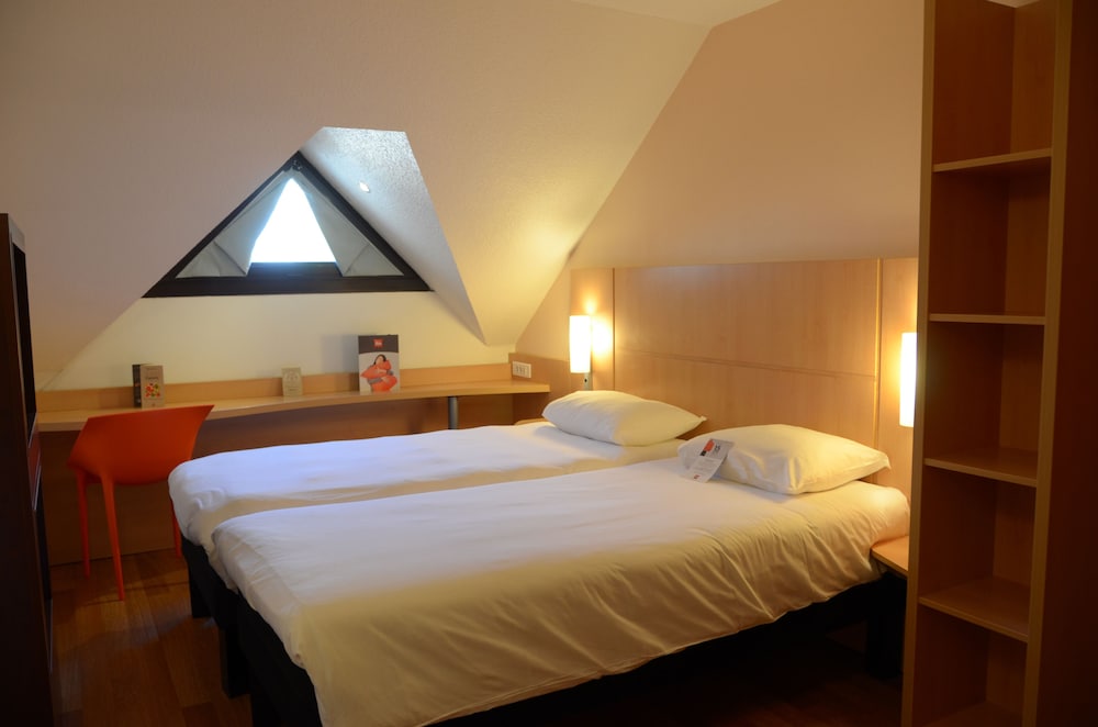 Habitación estándar con 2 camas individuales del hotel Ibis Nevers. Foto 2