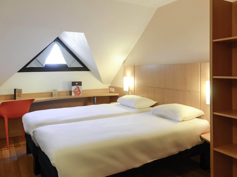 Habitación estándar con 2 camas individuales del hotel Ibis Nevers. Foto 7