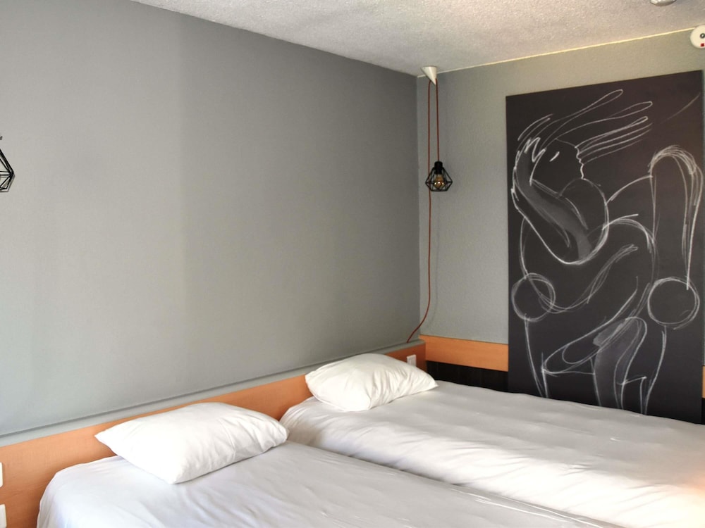 Habitación estándar con 2 camas individuales del hotel Ibis Nevers. Foto 8