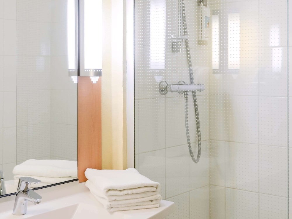 Habitación estándar con 2 camas individuales del hotel Ibis Nevers. Foto 10