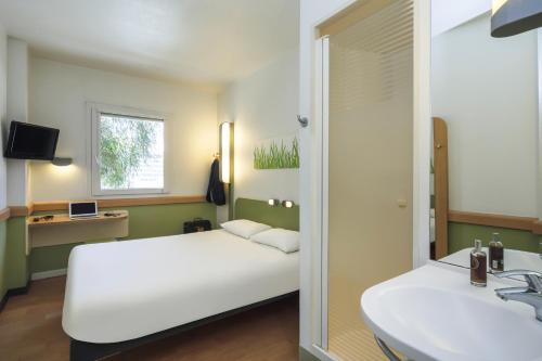 Habitación Doble del hotel Ibis Budget Marsella Vitrolles. Foto 5