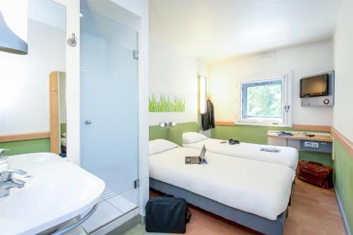 Habitación Doble - 2 camas del hotel Ibis Budget Marsella Vitrolles. Foto 5