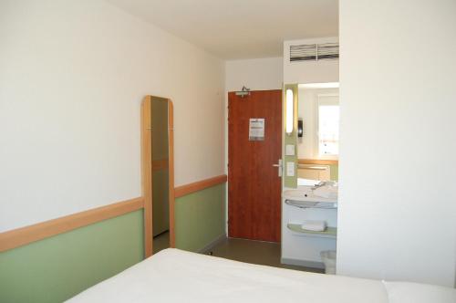 Habitación Doble - 2 camas del hotel Ibis Budget Marsella Vitrolles. Foto 6
