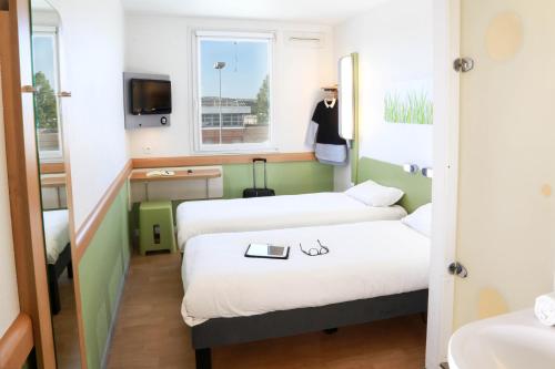 Habitación Doble - 2 camas del hotel Ibis Budget Marsella Vitrolles. Foto 7