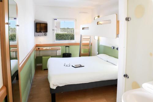 Habitación Doble con litera del hotel Ibis Budget Marsella Vitrolles. Foto 3