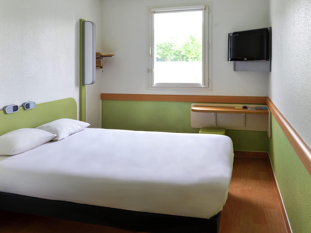 DOBLE - Habitación con una cama grande del hotel Ibis Budget Orléans Sud Co'Met. Foto 2
