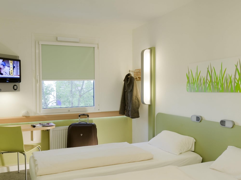 GEMELA - Habitación con camas individuales del hotel Ibis Budget Orléans Sud Co'Met. Foto 1